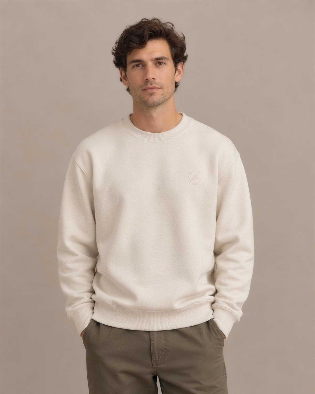 Weitansicht: Sweatshirt in Creme mit Ton-in-Ton gesticktem Emblem auf der Brust